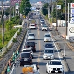 　路面のところどころが隆起し、渋滞する国道３号＝２日、熊本県氷川町