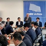 　自民党の熊本地震対策本部であいさつする鈴木幹事長（奥中央）＝５日午前、東京・永田町の党本部