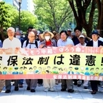 　名古屋高裁へ向かう安保法違憲訴訟の原告ら＝５日午前、名古屋市