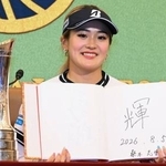 　ゴルフの全英女子オープンで優勝し、日本記者クラブのゲストブックに「輝」の文字を書き込んだ桑木志帆＝５日、東京都内