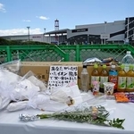 　爆発の起きた「イオンモール熊本」に設置された献花台＝５日午後、熊本県嘉島町