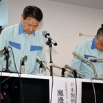 　熊本地震による事故を巡り、記者会見で謝罪する日本製紙の瀬辺明社長（左）ら＝５日午後、熊本県八代市