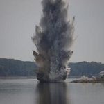 　ルーマニア軍が実施したドナウ川支流の流れを妨げていた岩の爆破＝３日、首都ブカレスト北方（ロイター＝共同）