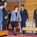 　臨時閣議に臨む高市首相（中央）ら＝５日午後、首相官邸