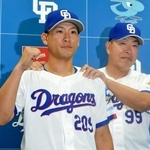 　育成選手から支配下に復帰し、記者会見で井上監督（右）とポーズをとる中日・福元＝５日、バンテリンドーム