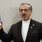 　原爆資料館を視察後、記者団の取材に応じるイランのセアダット駐日大使＝５日午後、広島市