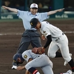 　第１０８回全国高校野球選手権大会の開幕試合で、二塁塁審を務める森田真紀さん＝５日、甲子園球場
