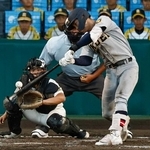 　札幌日大-仙台育英　３回裏仙台育英２死二塁、斎藤が中前に先制打を放つ。捕手前田和＝甲子園