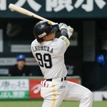 　８回ソフトバンク２死一塁、野村が中越えに２ランを放つ＝みずほペイペイドーム