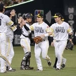 　日本ハムに勝利し、タッチするソフトバンクナイン。優勝へのマジックナンバー「３７」が点灯した＝みずほペイペイドーム