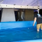 　熊本県氷川町にある公立の氷川中に設置された仮設浴場＝５日