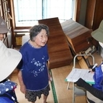 　在宅避難する内山幸子さん（中央）に支援ニーズを聞き取る熊本県宇城市の社会福祉協議会の保健師ら＝５日、宇城市