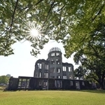 　原爆投下から８１年の「原爆の日」を迎える原爆ドーム＝５日午後、広島市中区