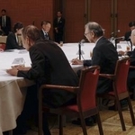 　被爆者団体の代表者らと面会する高市首相（左奥）＝６日午前、広島市中区