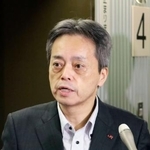 　金子国交相との面会後、記者団の取材に応じるＪＲ九州の古宮洋二社長＝６日午前、国交省