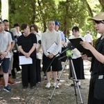 　原爆供養塔納骨名簿に記された８１６人の名前を読み上げる集いに参加した五月女茜さん（右手前）＝６日午前１０時５３分、広島市中区の平和記念公園