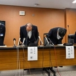 　記者会見で謝罪する岡山県新見市の石田実市長（中央左）ら＝６日午後、新見市役所