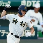 　東筑-神村学園　６回裏、本塁打を放ちガッツポーズする神村学園・田中＝甲子園