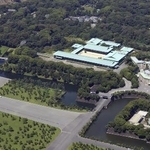 　皇居・宮殿と宮内庁（右）＝２０２５年７月、東京都千代田区（共同通信社ヘリから）