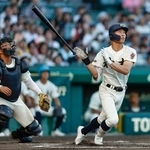 　東筑-神村学園　６回裏神村学園１死、田中が右越えに本塁打を放つ。捕手平山＝甲子園