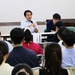 　大学生らに向けて話す平良卓也弁護士（奥左）＝６日午後、石川県輪島市