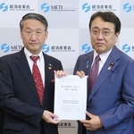 　平井伸治鳥取県知事（左）から要望書を受け取る赤沢経産相＝６日午前、経産省