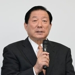 　記者会見で改めて無罪を主張する亀岡偉民被告＝６日午後、福島市