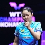 　女子シングルス２回戦でポイントを奪いガッツポーズする張本美和＝横浜ＢＵＮＴＡＩ