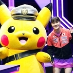 　女子シングルス１回戦で勝利し、記念写真に納まる大藤沙月＝横浜ＢＵＮＴＡＩ