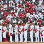 　「ピースナイター」として行う巨人戦を前に、黙とうする広島・新井監督（右端）ら＝マツダ