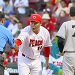 　「ＰＥＡＣＥ」の文字が入った特別ユニホームで試合に臨む広島・新井監督＝マツダ