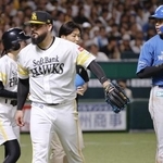 　８回、日本ハム・野村（右）への危険球で退場するソフトバンクのオスナ＝みずほペイペイドーム