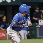 　８回日本ハム２死満塁、上川畑が左中間に走者一掃の二塁打を放つ＝みずほペイペイドーム