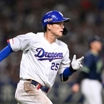 　８回、２点二塁打を放ち一塁に向かう中日・石川昂＝バンテリンドーム