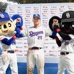 　ヤクルトに３連勝し、ポーズをとる中日・石川昂＝バンテリンドーム