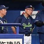 　９回、厳しい表情で試合を見守るヤクルト・池山監督（右から２人目）＝バンテリンドーム