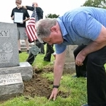 　Ｂ２４米爆撃機「タロア号」の破片を埋葬するロバート・タタロビッチさん＝６日、米ピッツバーグ近郊（共同）