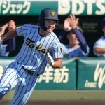 　東海大甲府-鶴岡東　１回裏東海大甲府１死三塁、先制二塁打で一塁を回る田中三と、盛り上がる東海大甲府ベンチ＝甲子園
