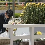 　広島市の平和記念公園で原爆慰霊碑に供花し一礼される悠仁さま＝７日午前