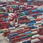 　中国・上海にある貿易港＝７月（ＡＰ＝共同）