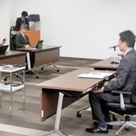 　青森県むつ市役所で、中間貯蔵施設への使用済み核燃料搬入について東京電力などの幹部と会談する山本知也市長（左端）＝７日午前