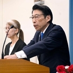 　記者会見する福岡県の服部誠太郎知事＝７日午前、福岡県庁