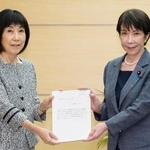 　人事院の川本裕子総裁（左）から勧告を受け取る高市首相＝７日午後、首相官邸