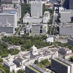 　東京・霞が関の官庁街。下は国会議事堂＝２０２５年７月