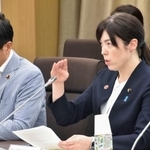 　外国人受け入れの基本的な在り方を話し合う有識者会議の初会合であいさつする小野田外国人共生相（右）＝７日午後、東京都千代田区