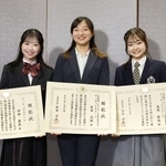 　文科省の顕彰、表彰式を終え写真に納まる（左から）中井亜美、坂本花織さん、島田麻央＝７日、東京都内
