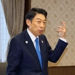 　「副首都」指定を目指す連絡会議の初会合であいさつする福岡県の服部誠太郎知事＝７日午後、福岡県庁