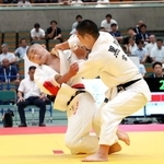 　男子６０キロ級決勝で、常磐・黒川太心（右）を攻める南筑・古賀龍之介＝和歌山ビッグホエール