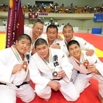 　柔道男子団体で優勝した崇徳＝和歌山ビッグホエール