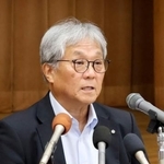 　退任を前に記者会見する佐賀県玄海町の脇山伸太郎町長＝７日午後、玄海町役場
